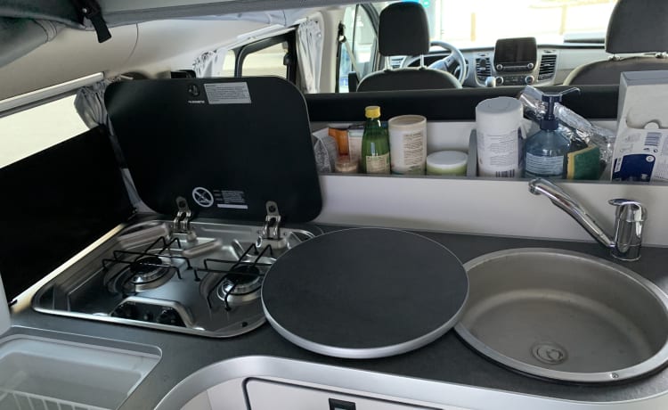 SAM – New 5-seater van with integrated toilet