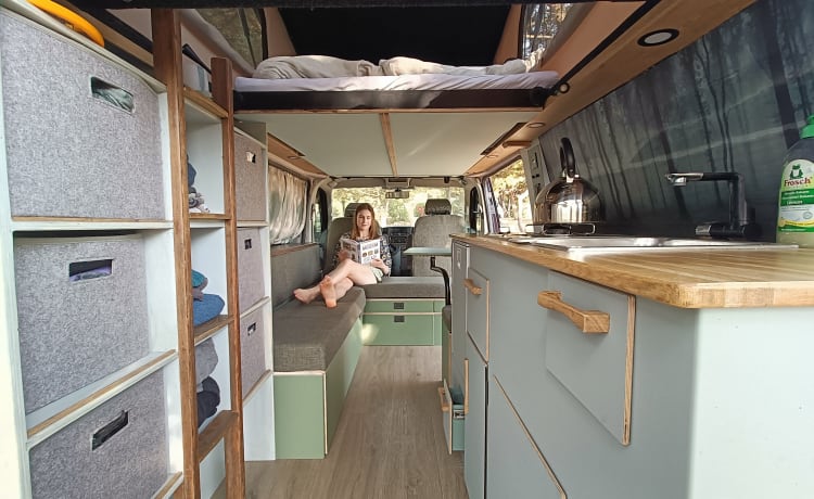 VW Bussy – Volkwagen T5 with outdoor kitchen