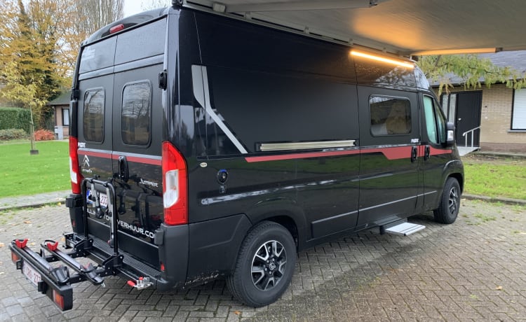 Black Beauty – Luxury Pilote bus camper for 2 persons