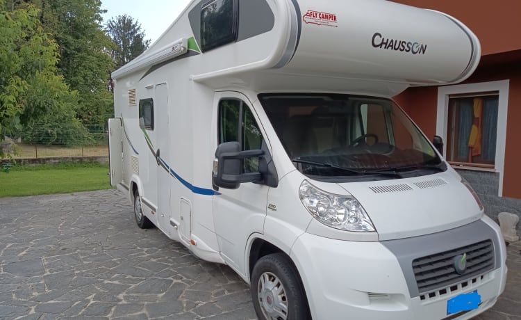 We start with a beautiful Camper Chausson with sloping ceilings for 6 people!