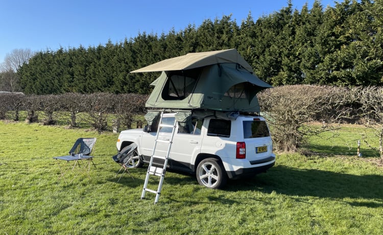 Avventura in tenda da tetto con Jeep Patriot e tenda da tetto Thule