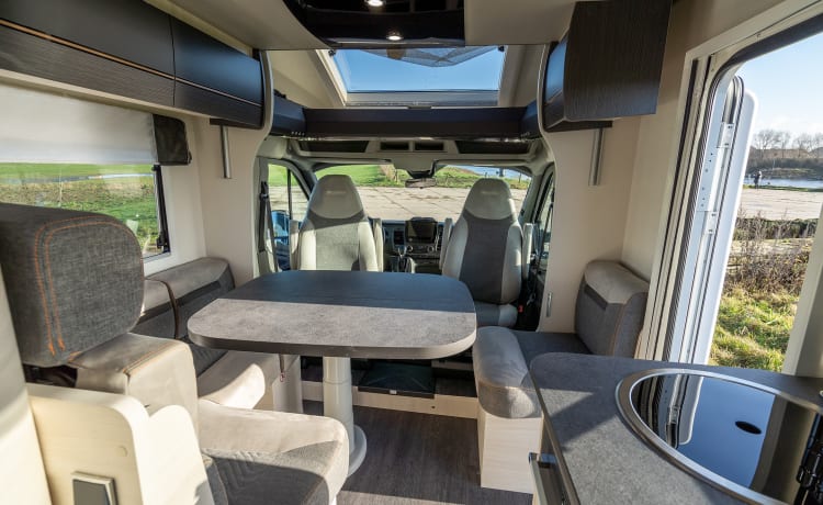 Chausson-2 – Semiintegrato nuovo con cambio automatico, allestimento fantastico