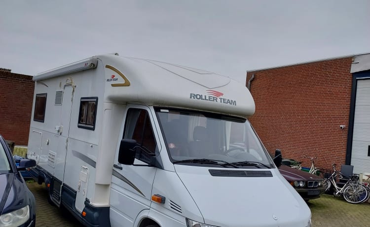 Roller Team – Camping-car semi-intégré 4 personnes