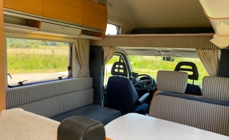 Beau camping-car familial Hymer à louer avec 6 places ceinturées