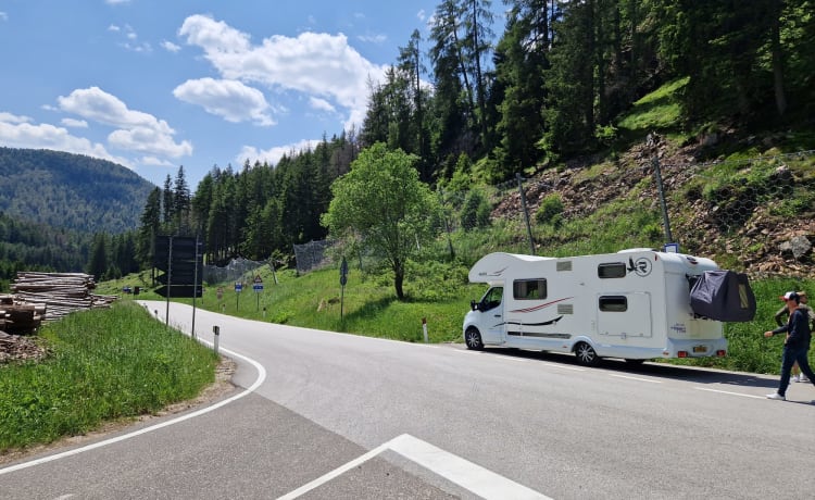 Camping-car familial 7 personnes très spacieux et confortable avec climatisation