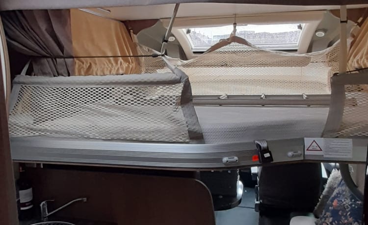 Spazioso camper Challenger per 4 persone con letto matrimoniale