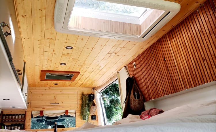 Luxe off-grid Sprinter met uniek, bohemian interieur!