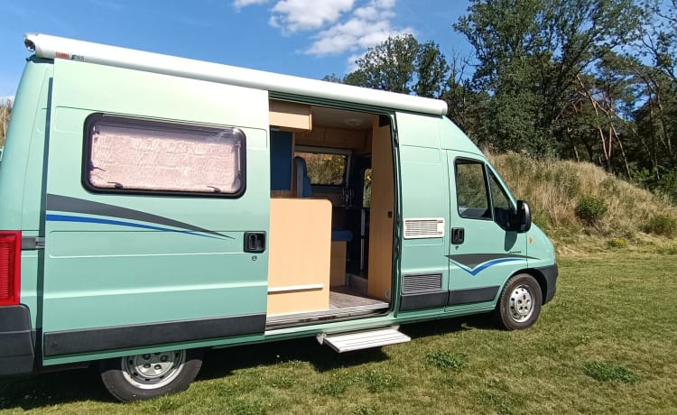 schöner possl bus camper mit fahrradträger für elektrofahrräder