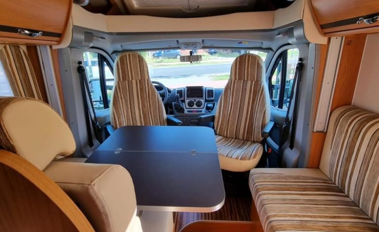 Happy Travels – Geräumiger Luxus-Camper für 4 Personen