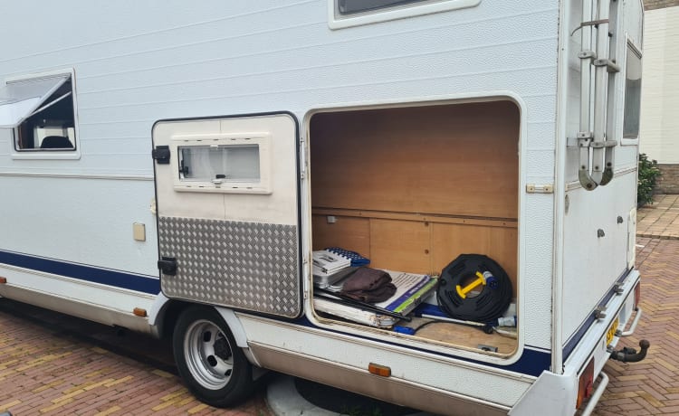 Grote Beer – 7p Chausson alkoofcamper uit 2002