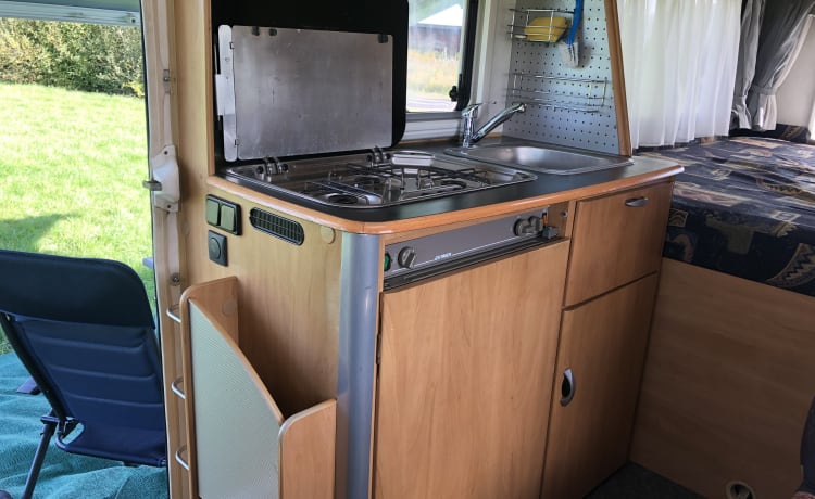 Ideal family camper Hymer B574, Airco, Fixed bed and Drop-down bed 5 pers, 2.8 Turbo