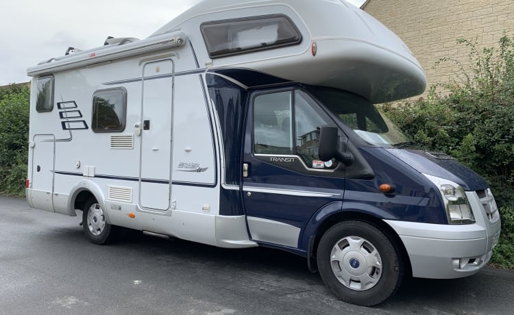 Wonderful Hymer, off-grid capable, fully kitted-out, Double and 2 fixed bun