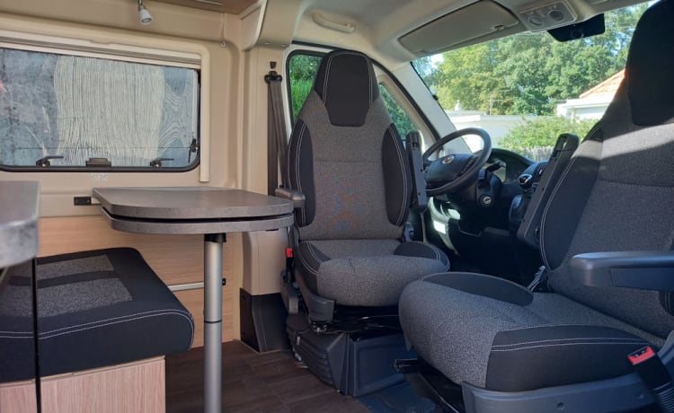 Gilbert – 5.99m fitted van equipped with an automatic gearbox