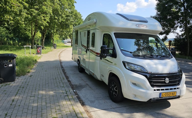 Bertha – Zeer Luxe, 2 tot 4 persoons LMC half intergraal camper (automaat)