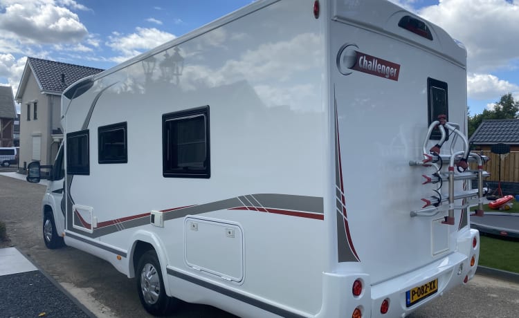 Zeer mooie camper half integraal 5 slaapplaatsen 4 zitplaatsen  – 5p Challenger semi-integrated from 2017