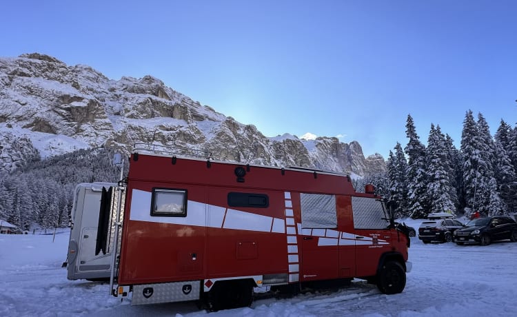 Helga – Klassisches deutsches Feuerwehrauto, umgebaut in ein luxuriöses 6-Bett-Wohnmobil