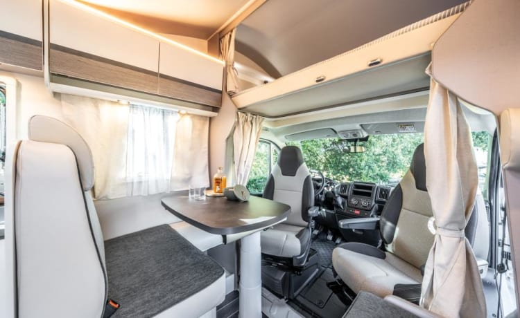 XGO King 3 – Gloednieuwe, luxe 4-persoons Alkoofcamper