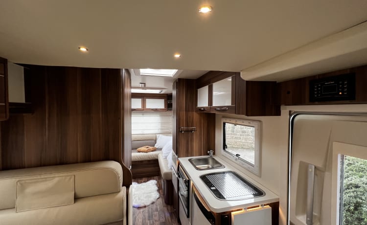 Rewind – Luxury Family Escape: Modern 6-Berth Motorhome ready for an adventure!