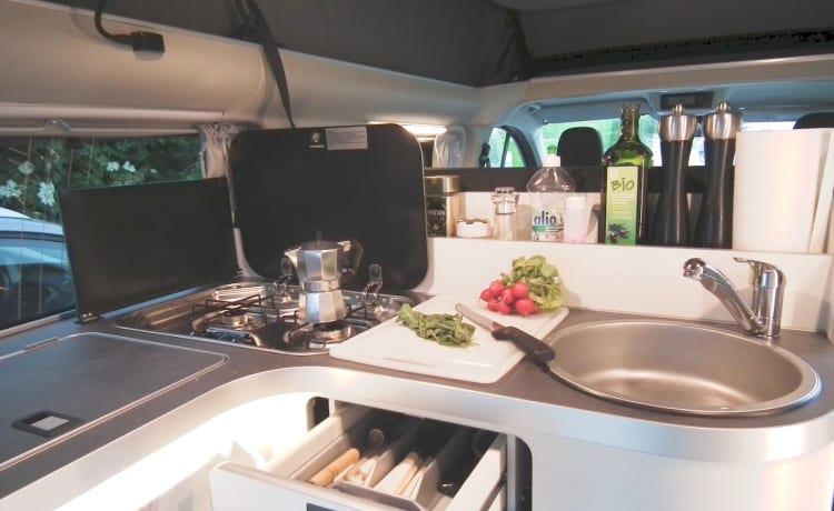 Kompana – Nieuwe en perfect uitgeruste camperbus. Luxeauto met 4 slppl! 