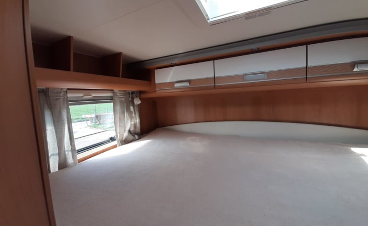 Mo – Fiat4p Dethleffs integrated from 2009 very luxurious and neat. Spacious motorhome.