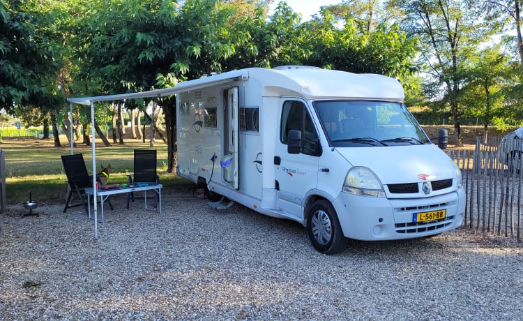 on tour – 4p Renault semi-integrated  super camper