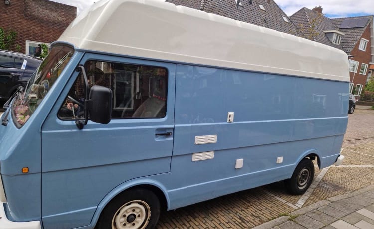 Nice Volkswagen bus camper, ready for adventure!