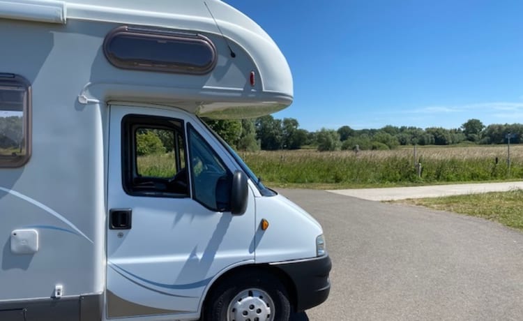 Beau camping-car familial Hymer à louer avec 6 places ceinturées