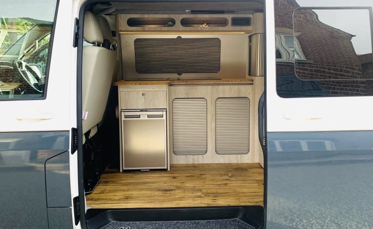 Boris – Camping-car de luxe 4 couchettes T6 VW avec toit ouvrant