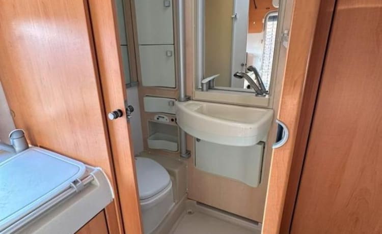 De Comfort Cruiser – Your Own Home on Wheels! Luxurious, Spacious and Reliable Hymer Alcove Camper