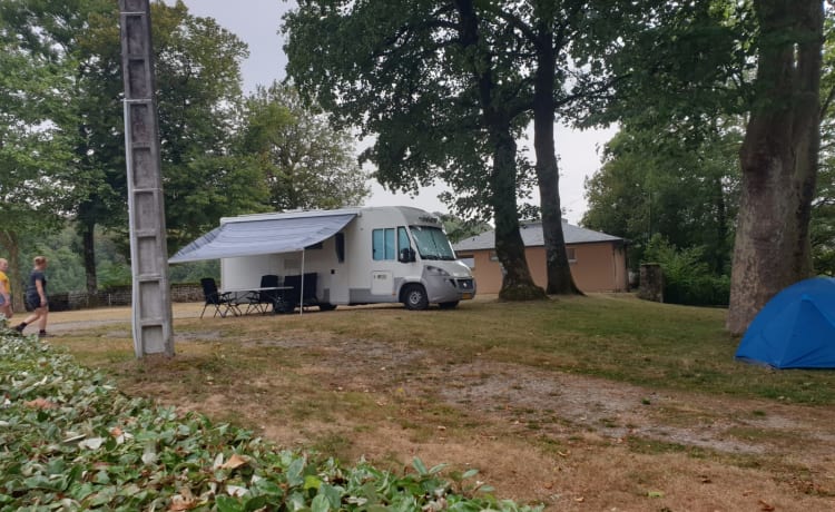 Aventura! – Camping-car spacieux et moderne pour les événements familiaux ou (sportifs) XL