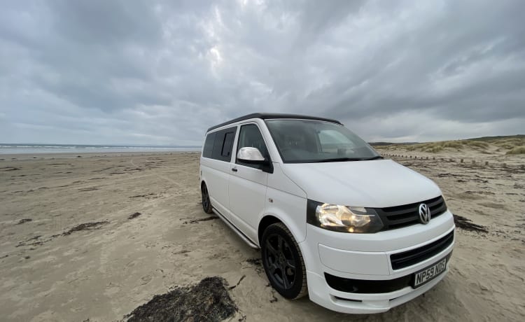 Flo! – Flo est notre camping-car Volkswagen Transporter 5.1 amusant et confortable à 4 places 