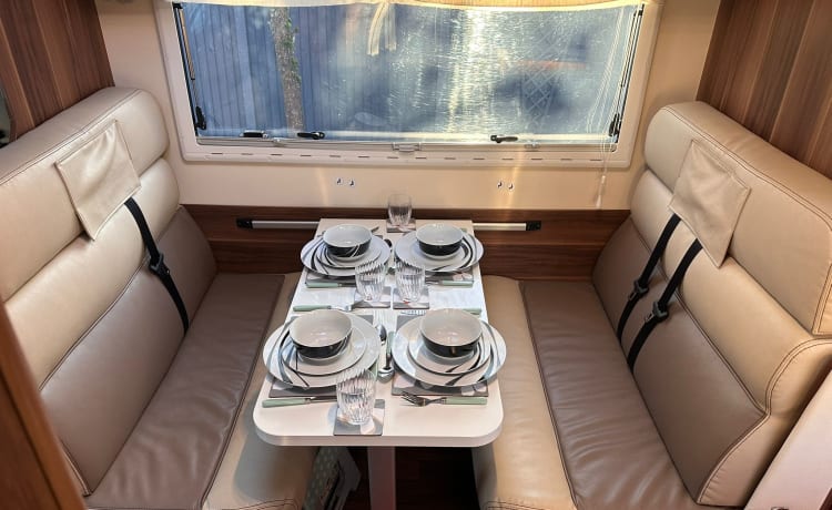 Charlie  –  Charlie Luxurious and modern 5 berth Roller Team
