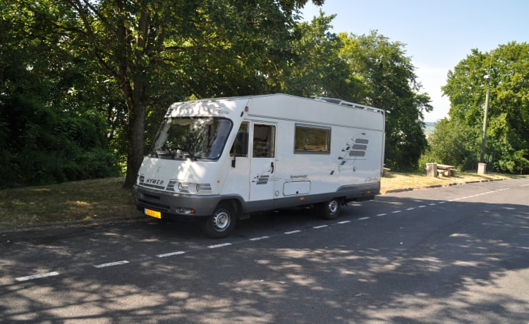 Hymer spacieux pour 4-5 personnes (très adapté aux jeunes familles)