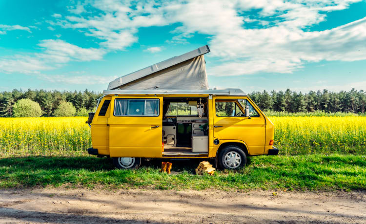 Simba – la fourgonnette Volkswagen rétro jaune avec toit relevable 