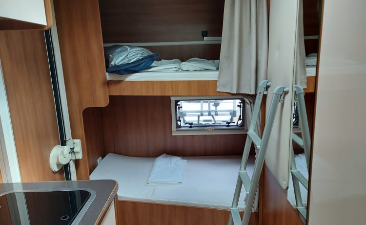 Nice spacious camper with all the necessary amenities