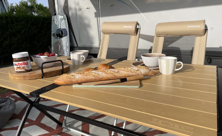 De Comfort Cruiser – Your Own Home on Wheels! Luxurious, Spacious and Reliable Hymer Alcove Camper