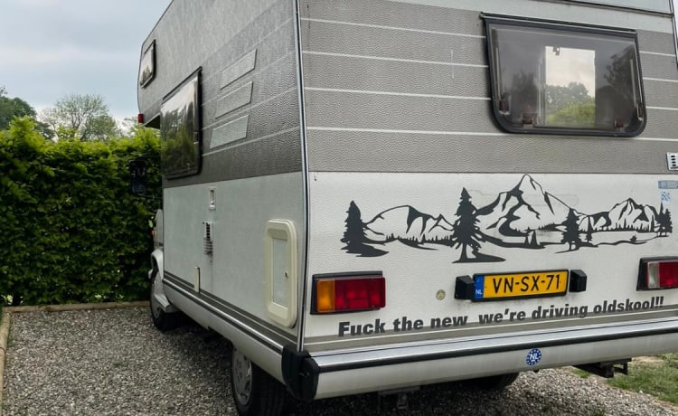 Hymer camper – Du plaisir en camping-car à l'ancienne avec cette alcôve Hymer de 1989