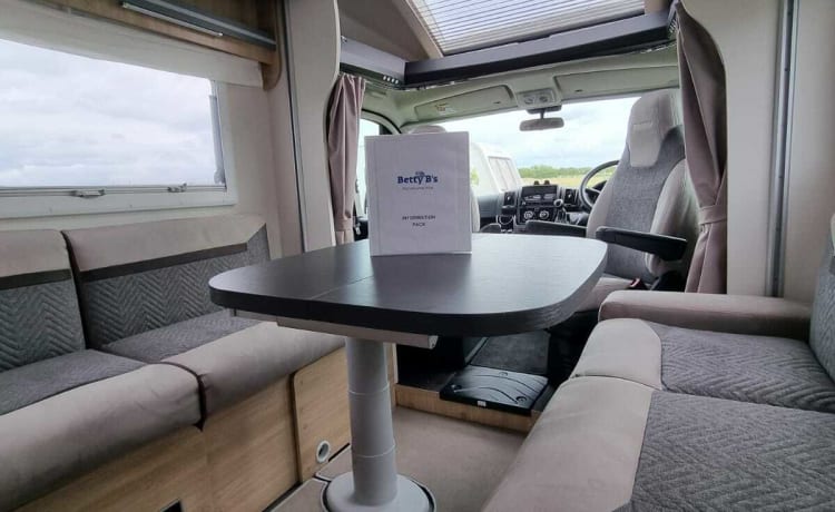 Betty Ann – Betty Ann is een luxe automatische camper met 5 zitplaatsen en 6 slaapplaatsen,