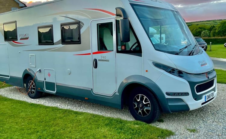 Bellissimo camper di lusso completamente attrezzato.