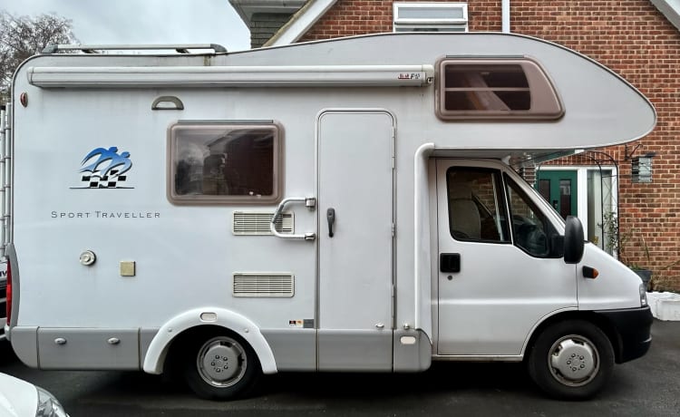 Bertie – compact Knaus motorhome, sleeps 4