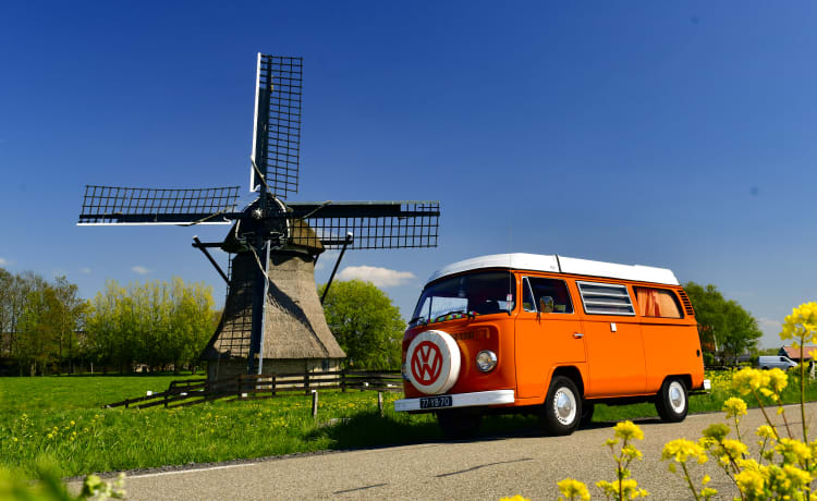 James –  Classic Volkswagen T2b camper uit 1975