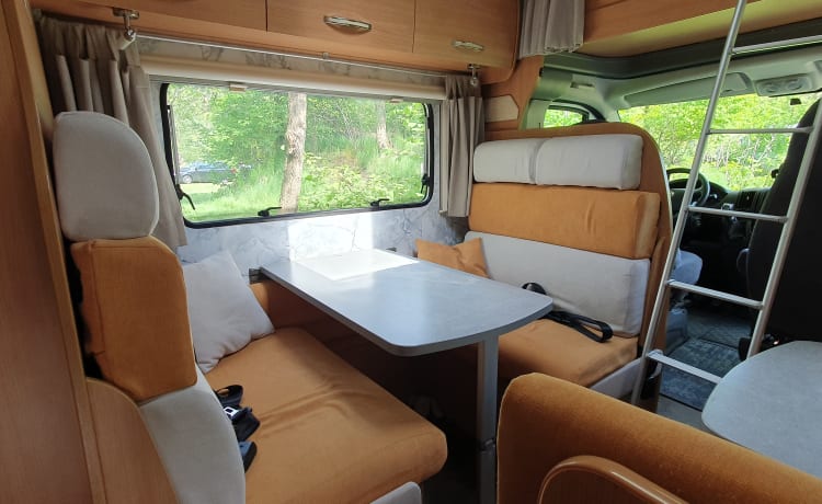 Lucky – Spacious and complete camper (7p-2012-euro5)