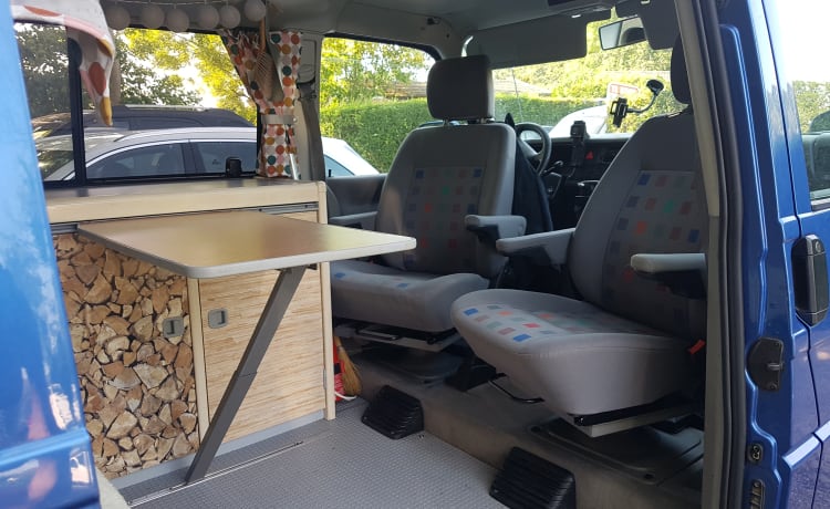 Vrolijke compacte Volkswagen camperbus met slaaphefdak 2 tot 4 persoons