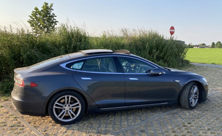 Markus – Free charging throughout Europe with this Tesla Model S D85 from 2015