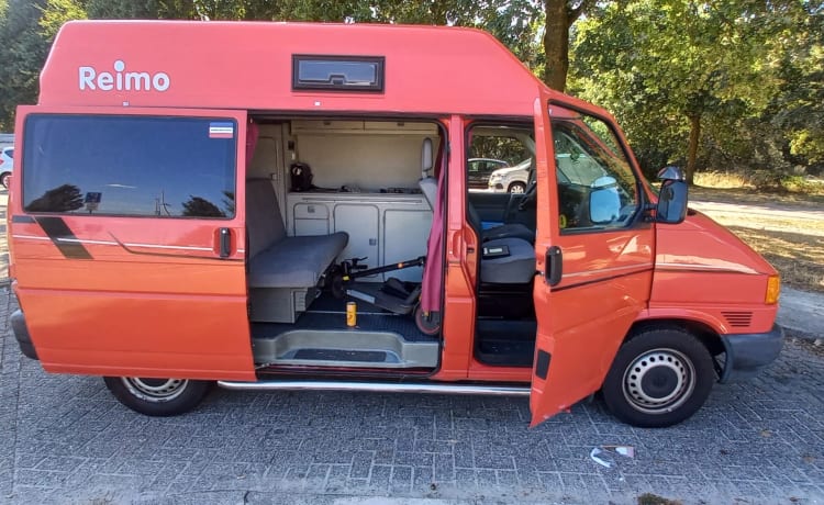 Ferrari onder de Volkswagens – 2p Volkswagen bus uit 2001