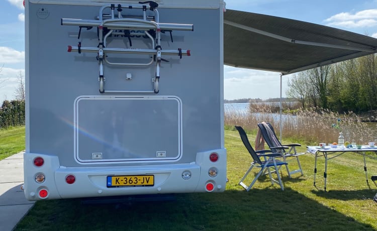 Geniet van ‘Camper Exclusief’ 💃🏻 – Super gave Camper CHAUSSON met een Queen size bed.