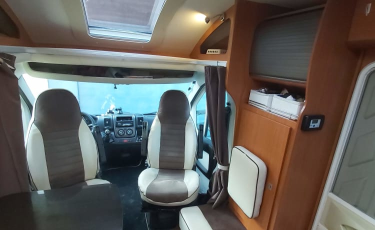 Very neat 6m camper for 3 people. Compact yet spacious!