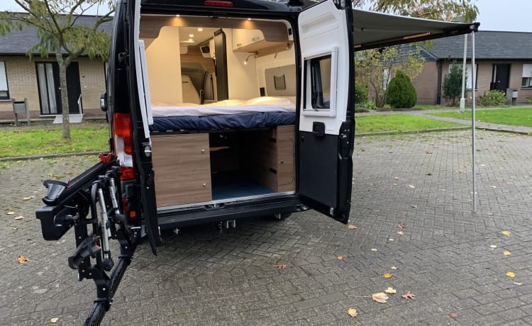 Black Beauty – Luxe Pilote buscamper voor 2 personen