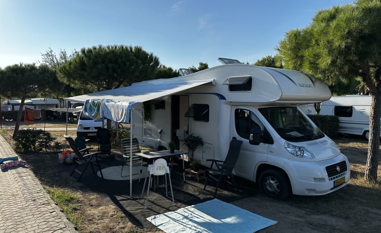 Camping-car familial attrayant pour 6 personnes avec 6 couchages spacieux