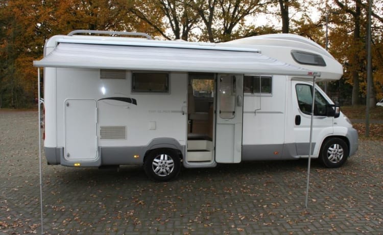 RollerTeam  – Spacious RollerTeam with many extras. Bunk bed and a large alcove. 7 seat belts